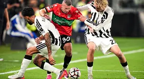 Pemain Juventus Nicolas Gonzalez (kiri) dan Nick Woltemade berebut bola dengan pemain NEC Nijmegen Bryan Linssen dalam laga Liga Europa antara Juventus vs NEC Nijmegen di Turin, Italia, Kamis, 17 September 2026. (Marco Alpozzi/Lapresse via AP)