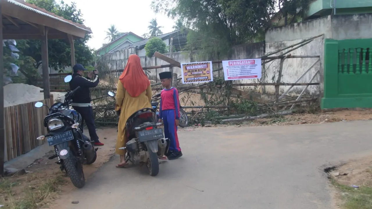 Warga Dusun Pulau Sari, Desa Labuhanratu Induk, Kecamatan Labuhanratu, Kabupaten Lampung Timur memblokir akses jalan menuju SMA N 1 Labuhanratu