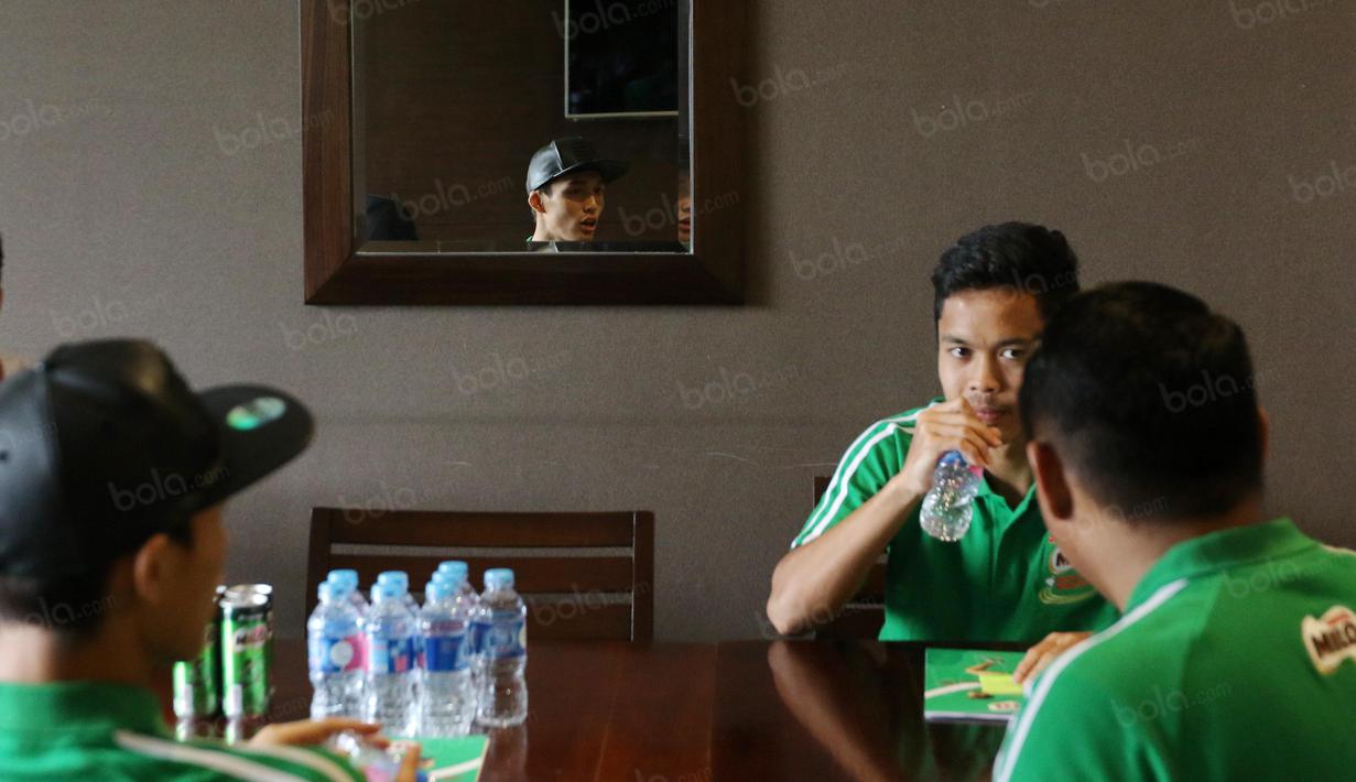 Jonatan Christie (kiri) dan Antoni Ginting bersantai sejenak sebelum jumpa pers Sirnas Milo School Competition di Senayan, Jakarta, Kamis (25/8/2016). (Nicklas Hanoatubun)
