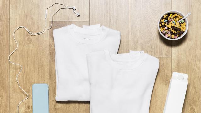 3. Pakaian Ganti dan Selimut