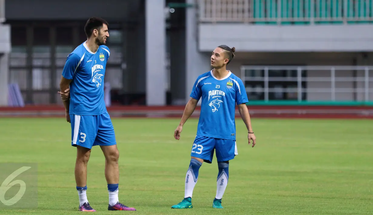 Gelandang Persib, Kim Jeffrey Kurniawan (kanan) berbincang dengan Vladimir Vujovic jelang latihan resmi laga perebutan tempat ketiga Piala Presiden 2017 melawan Semen Padang di Stadion Pakansari, Kab Bogor, Jumat (10/3). (Liputan6.com/Helmi Fithriansyah)