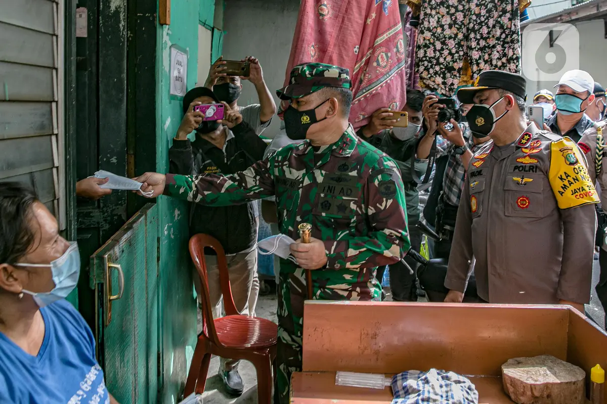 FOTO: Kapolda Metro Jaya dan Pangdam Jayakarta Bagikan Masker ke Warga Sunter