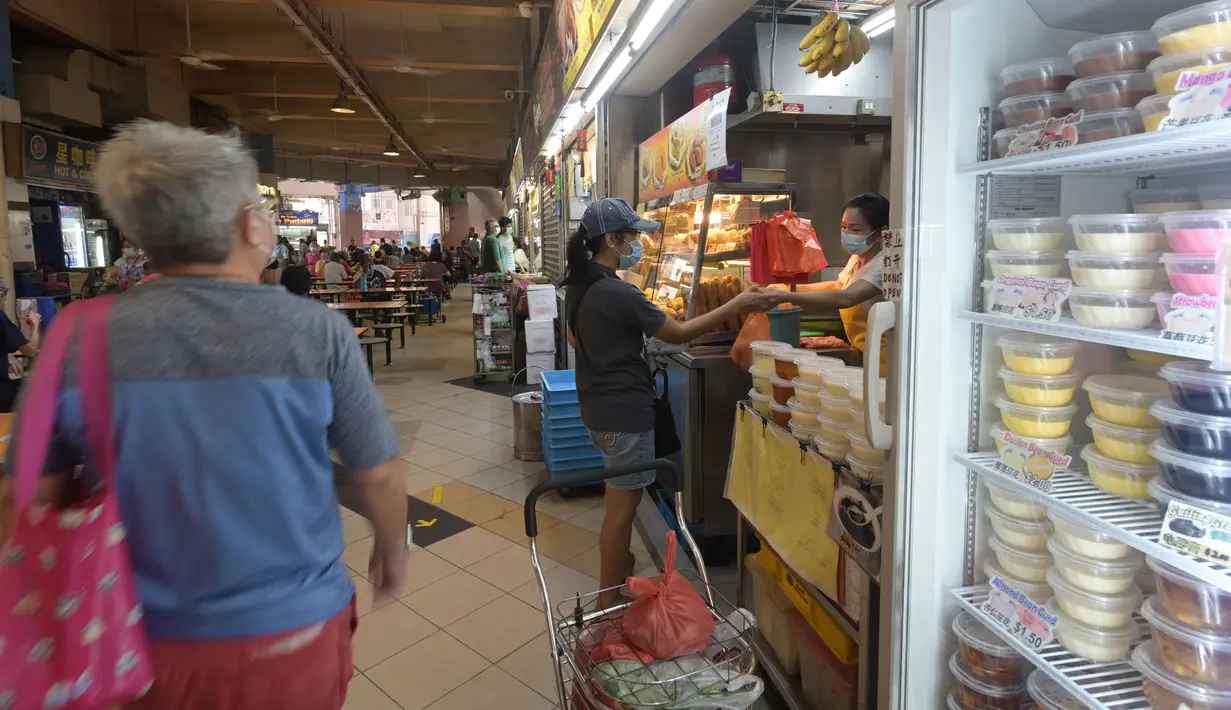 Sejumlah orang membeli makanan di pusat jajanan (hawker) Tekka, Singapura, pada 17 Desember 2020. Budaya hawker atau jajanan kaki lima Singapura masuk dalam Daftar Warisan Budaya Takbenda UNESCO, menurut pernyataan PM Lee Hsien Loong melalui Facebook pada Rabu (16/12) malam. (Xinhua/Then Chih Wey)