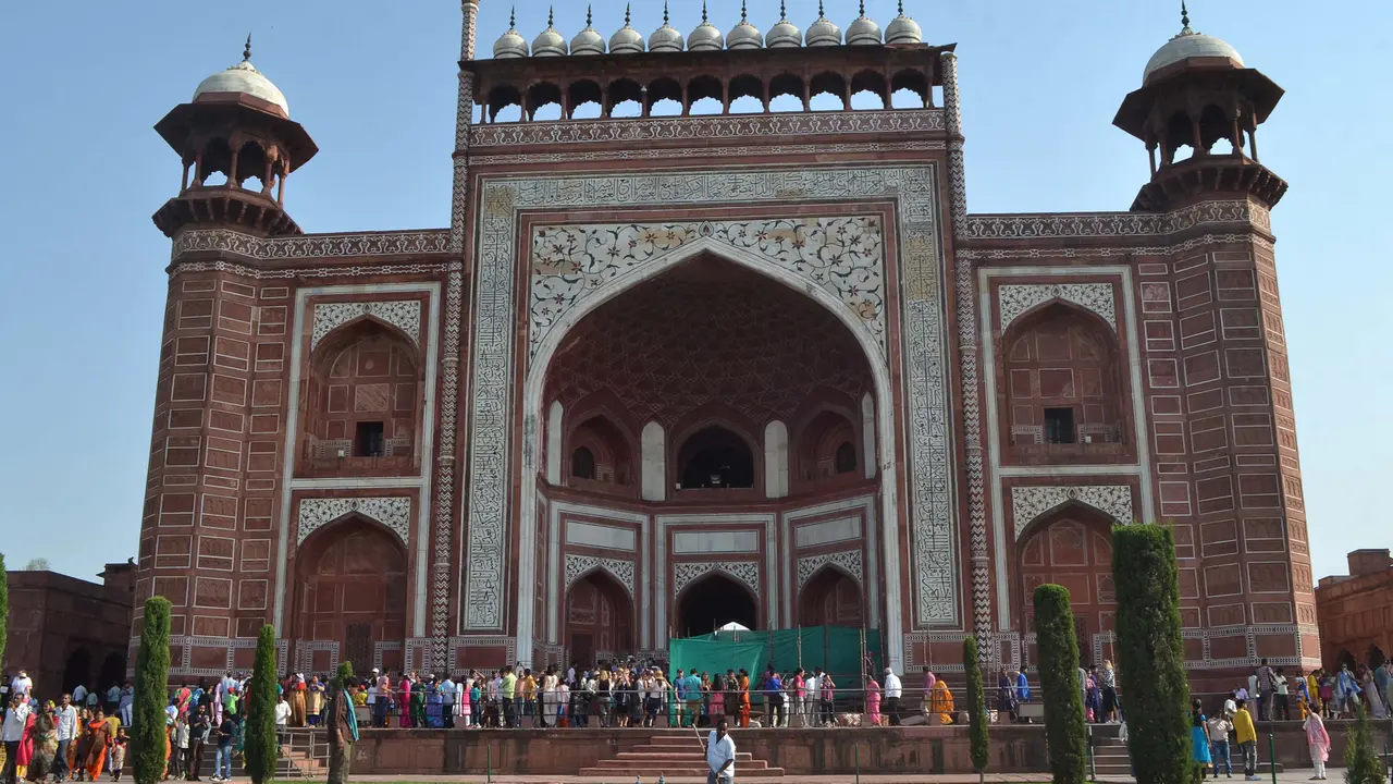Pilar Menara di Taj Mahal Roboh