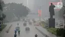 Sejumlah kendaraan melintas di tengah hujan lebat di kawasan Jalan Sudirman, Jakarta, Selasa (29/6/2021). BMKG mengungkapkan wilayah Jakarta dan sekitarnya masih dilanda hujan dan hawa dingin di musim kemarau. (Liputan6.com/Faizal Fanani)