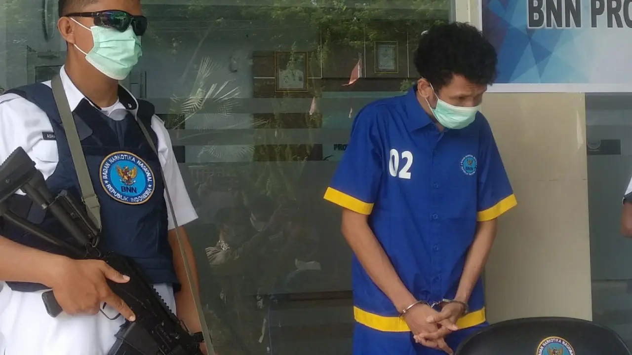 Pedagang ikan di Kendari, tertangkap memiliki sabu-sabu seberat 713 gram yang didapat dari oknum napi di Lapas Kendari.(Liputan6.com/Ahmad Akbar Fua)
