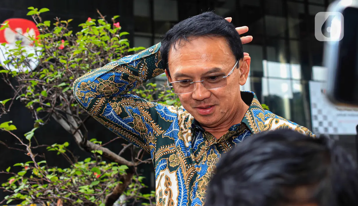 Mantan Komisaris Utama PT Pertamina (Persero), Basuki Tjahaja Purnama atau Ahok berjalan usai menjalani pemeriksaan di Gedung Merah Putih Komisi Pemberantasan Korupsi (KPK), Jakarta, Kamis (9/1/2025). (Liputan6.com/Angga Yuniar)
