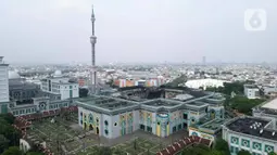 Foto udara kondisi Masjid Raya Jakarta Islamic Centre setelah terbakar, Jalan Kramat Tugu, Koja, Jakarta Utara, Kamis (20/10/2022). Kubah Masjid Raya Jakarta Islamic Centre yang memiliki 12 buah lampu kipas khas Betawi dengan berat 1 ton itu ambruk setelah kebakaran hebat pada 19 Oktober 2022. (Liputan6.com/Herman Zakharia)