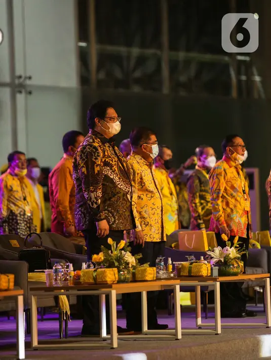 Ketua Umum Partai Golkar Airlangga Hartarto bersama Wakil Presiden ke 10 dan 12 Jusuf Kalla saat acara HUT Partai Golkar ke-57 di Kantor DPP Golkar, Jakarta, Sabtu (23/10/2021). (Liputan6.com/Faizal Fanani)