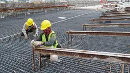 Pekerja menyelesaikan konstruksi proyek pembangunan Jalan Tol Medan - Binjai seksi I di Deli Serdang, Sumatera Utara, Rabu (6/3). Jalan Tol Medan - Binjai sepanjang 17 km terbagi atas tiga seksi. (Liputan6.com/HO/Eko)