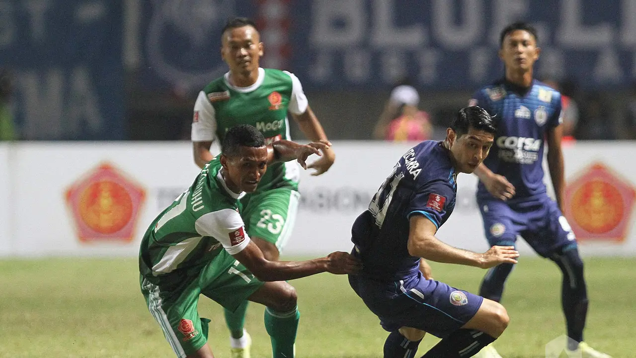 Pemain PS TNI mengepung gelandang Arema Cronus, Esteban Vizcarra