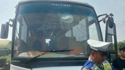 Bus Rombongan AMPB Dilempari Batu di Tol Japek