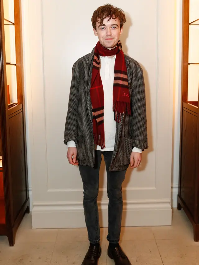 [Bintang] Editor Says: Bukan Cuma Jago Akting, Aktor Muda British Ini Juga Miliki Gaya yang Fashionable
