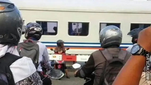6 Potret Emak-Emak Melanggar Aturan Lalu Lintas Ini Bikin Polisi Meringis