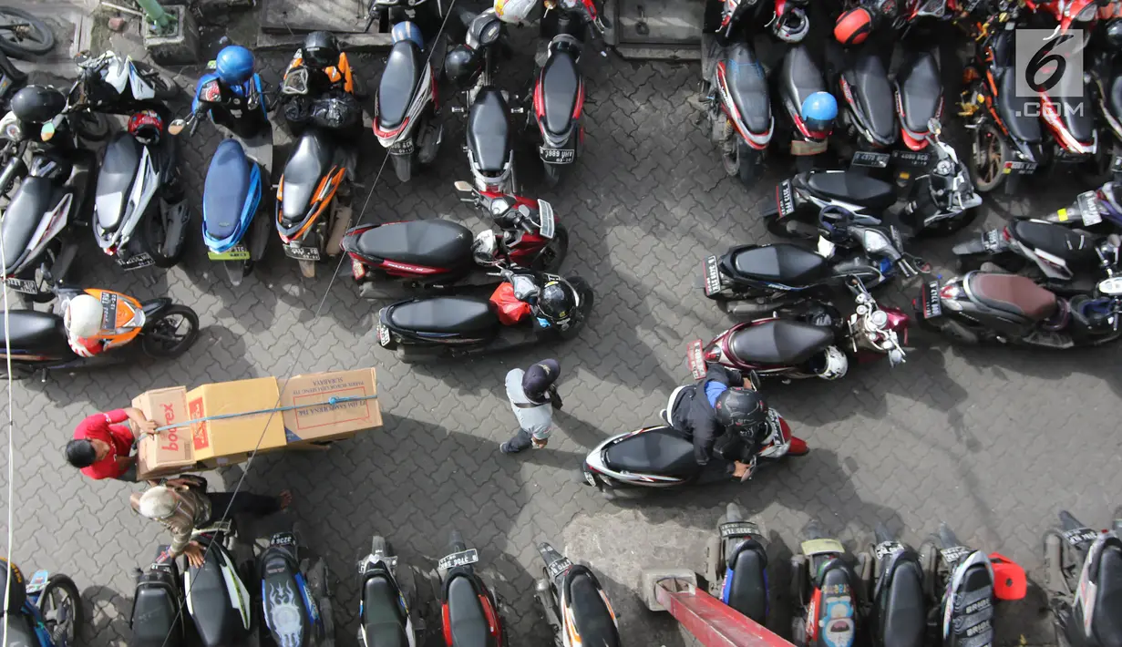 Aktivitas warga dan pekerja di parkiran Blok G Tanah Abang, Jakarta, Jumat (27/4). Pemprov DKI sebelumnya berencana memindahkan para pedagang ke parkiran Blok F. Namun, usulan tersebut ditolak para pedagang. (Liputan6.com/Arya Manggala)