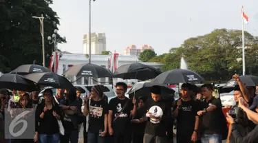 Sejumlah aktivis melakukan aksi kamisan di depan Istana Merdeka, Jakarta, Kamis (4/8). Aksi ini juga memberi dukungan buat Koordinator Kontras Haris Azhar yang dituduh melakukan pencemaran nama baik sejumlah lembaga. (Liputan6.com/Helmi Fithriansyah)