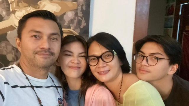 6 Potret Hangat Anjasmara dan Dian Nitami Bersama Dua Anaknya, Harmonis Banget