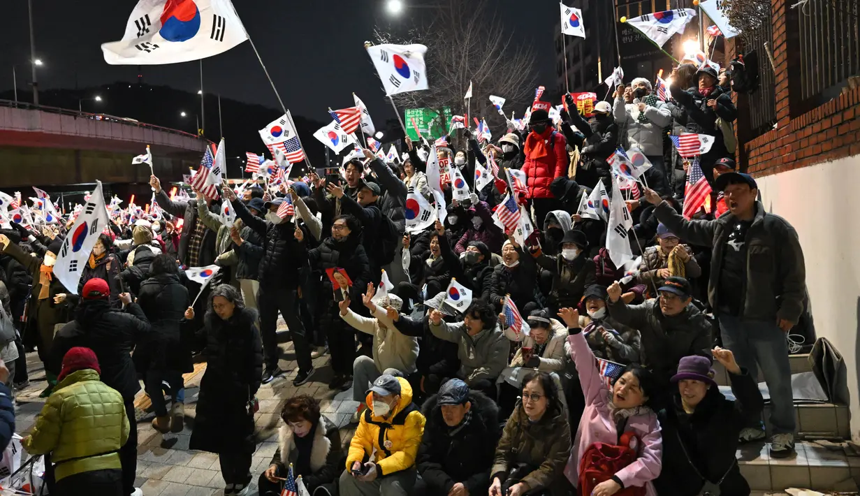 Meski dibebaskan, Yoon Suk Yeol tetap ditangguhkan dari tugas-tugasnya. (Jung Yeon-je/AFP)
