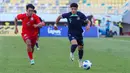 Pemain Austalia U-19, Marcus James Younis (kanan) menggiring bola dibayangi pemain Thailand U-19, Rapeephat Padthaisong saat laga semifinal Piala AFF U-19 2024 di Stadion Gelora Bung Tomo, Surabaya, Sabtu (27/07/2024). (Dok. PSSI)