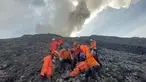 Foto selebaran yang diambil pada 4 Desember 2023 dan dirilis pada 5 Desember 2023 oleh Badan SAR Nasional (BASARNAS) ini menunjukkan para petugas penyelamat mengevakuasi salah satu korban dari lereng Gunung Marapi di Sumatra Barat. (Handout / BASARNAS / AFP)