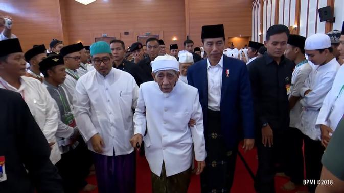 Jokowi bersama KH Maimun Zubair. (BPMI)