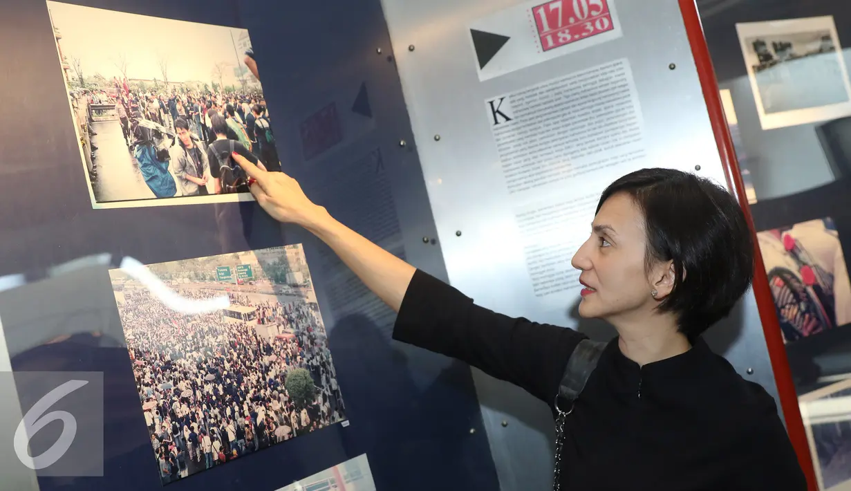 Wanda Hamidah menunjuk sebuah foto saat mengunjungi Museum Trisakti, Jakarta, Selasa (10/5). Kedatangan Wanda untuk mengenang Tragedi 1998 yang terjadi 18 tahun silam. (Liputan6.com/Herman Zakharia)