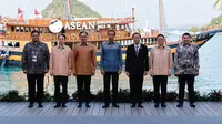 Para pemimpin negara ASEAN tampak mengenakan baju tenun songke Manggarai. (Willy Kurniawan/Pool Photo via AP)