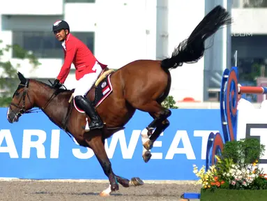 Atlet berkuda Indonesia, Ferry Wahyu Hadiyanto saat bertanding di final nomor jumping Asian Games 2018 di JIEP, Jakarta, Kamis (30/8). Ferry gagal menyumbangkan medali. (Merdeka.com/Arie Basuki)