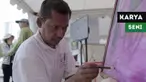 Berita video penyandang disabilitas rungu sekaligus wicara bernama Dwi Putra memeriahkan Asian Para Games 2018 dengan karya seni lukisnya.