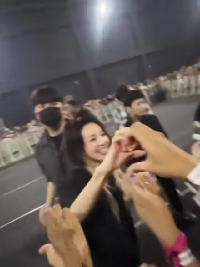 Momen Seru Marion Jola Nonton konser 2NE1 \'Welcome Back\' di Jakarta. (instagram/lalamarionmj)