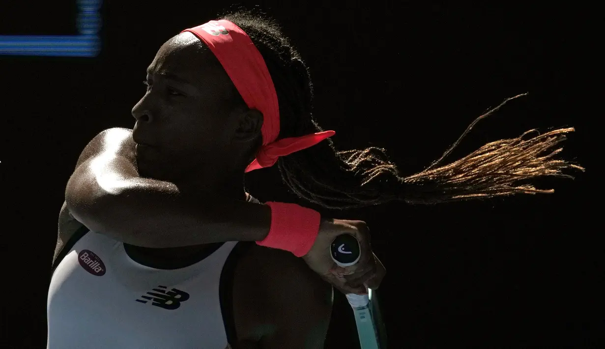 Petenis Amerika Serikat, Coco Gauff mengembalikan bola ke arah petenis Amerika Serikat, Bernarda Pera saat laga putaran ketiga Australia Open 2023 di Melbourne, Australia, Jumat (20/01/2023). (AP Photo/Aaron Favila)