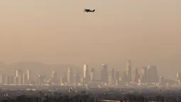 Ruang udara di kota Los Angeles, Amerika Serikat diselimuti polusi kabut asap. (AP Photo/Etienne Laurent)