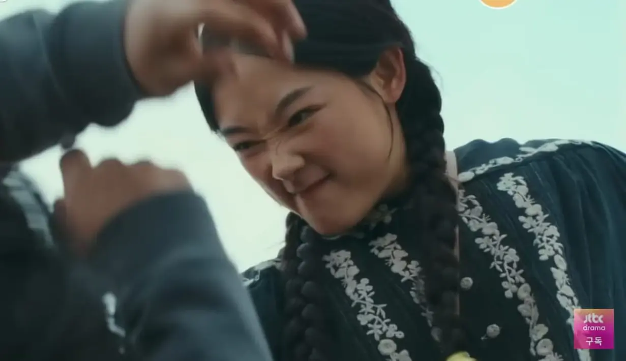 Lee Yoo Mi berperan sebagai sepupu kedua Do Bong Soon yang bernama Gang Nam Soon, seorang yang eksentrik dan lincah dengan kekuatan luar biasa yang terbang dari Mongolia untuk mencari orangtuanya. (Foto: JTBC/ via Soompi)