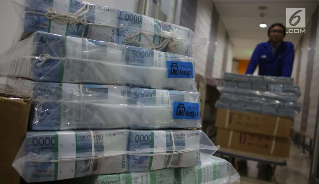Petugas melakukan pengepakan lembaran uang rupiah di Bank Mandiri, Jakarta, Kamis (21/12). Bank Indonesia (BI) mempersiapkan Rp 193,9 triliun untuk memenuhi permintaan uang masyarakat jelang periode Natal dan Tahun Baru. (Liputan6.com/Angga Yuniar)