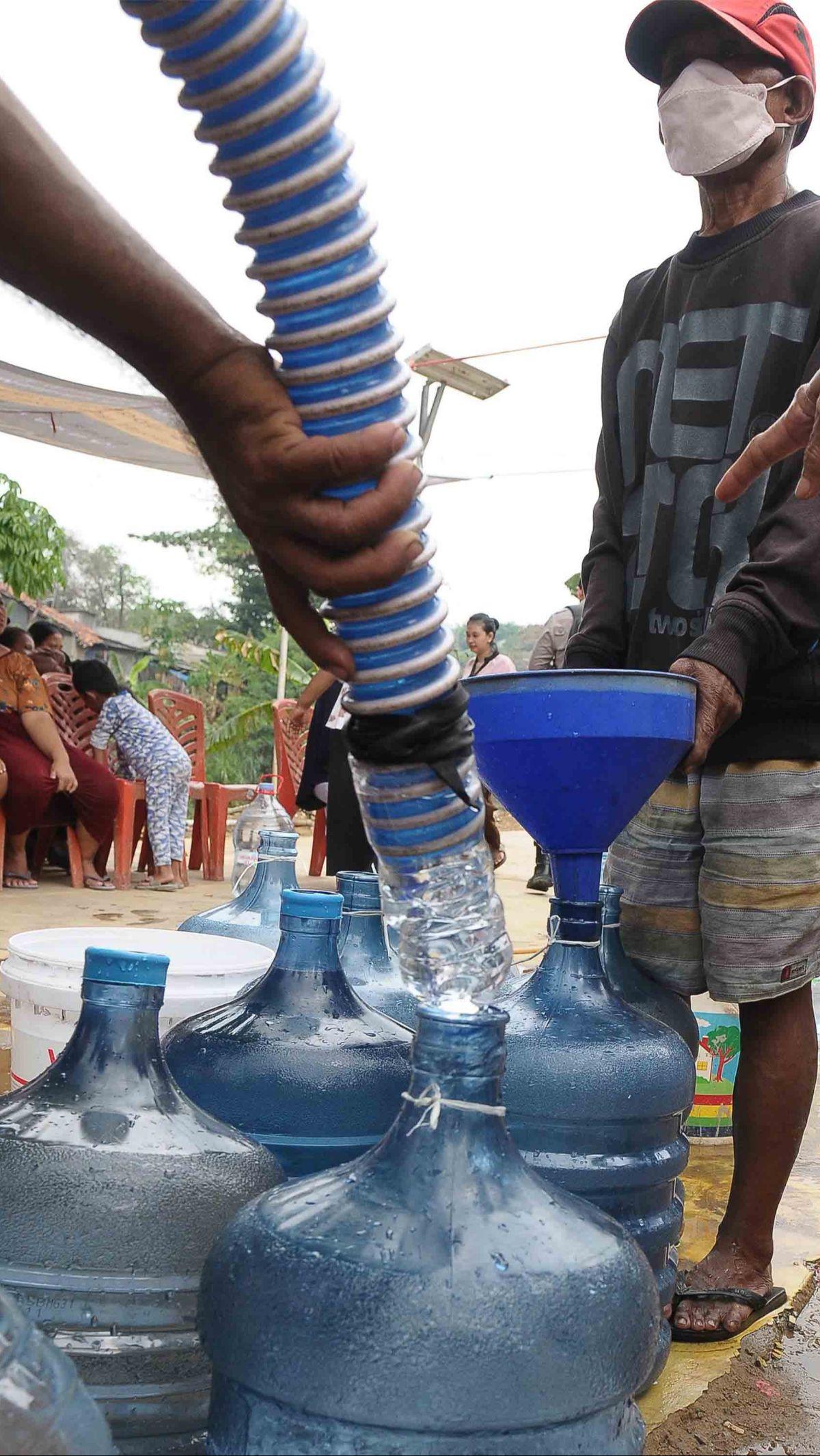 Warga yang tinggal di pinggiran Kali Ciliwung ini turut merasakan dampak kemarau berkepanjangan.&nbsp;Merdeka.com/Imam Buhori