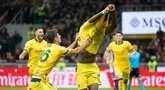 Pemain AC Milan, Matteo Gabbia, berusaha mencegah Rafael Leao melakukan selebrasi buka baju setelah mencetak gol ke gawang Fiorentina pada laga Liga Italia di Stadion San Siro. (AP Photo/Luca Bruno)