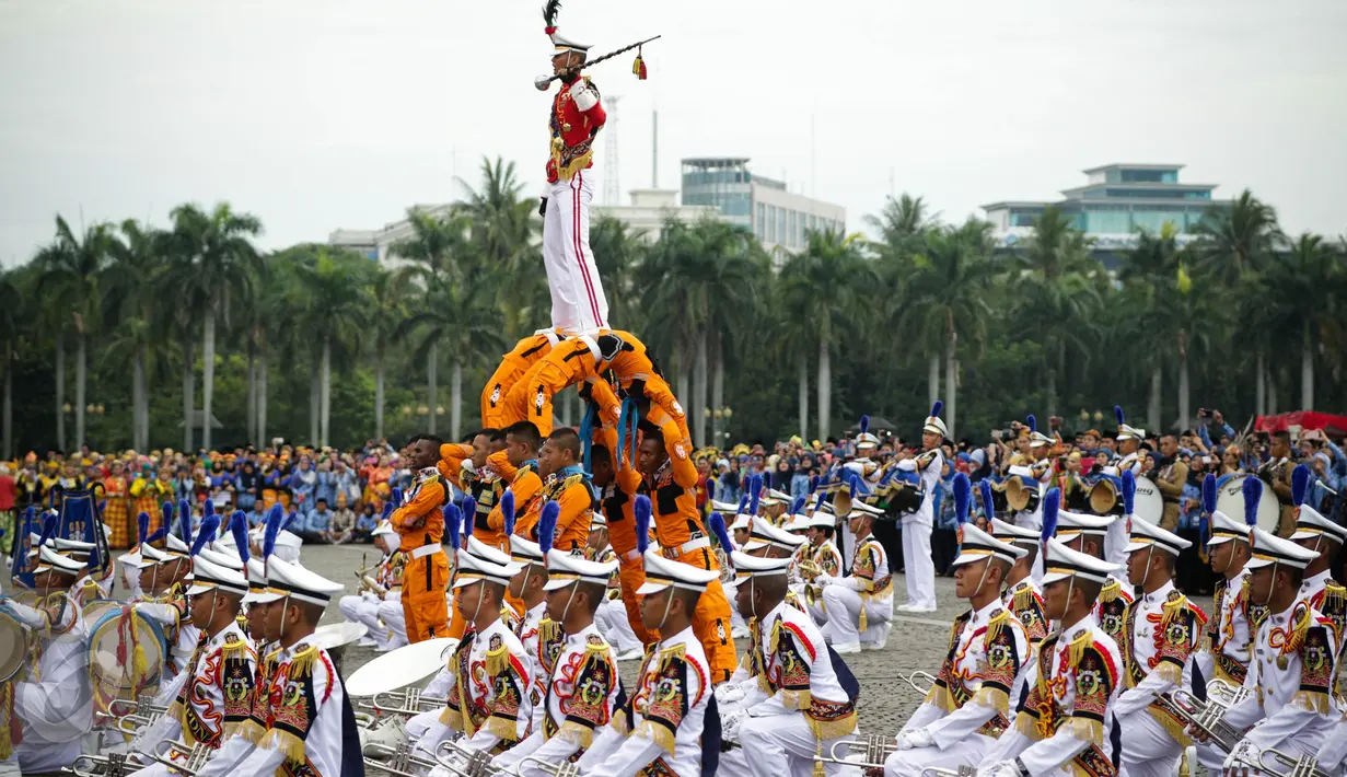 Mayoret marching Band IPDN beraksi pada peringatan HUT Korps Pegawai Republik Indonesia (Korpri) ke 45 di Silang Monas, Jakarta,  Selasa (29/11). Dalam upacara ini, peserta mengenakan seragam KORPRI hingga pakaian adat. (Liputan6.com/Faizal Fanani)