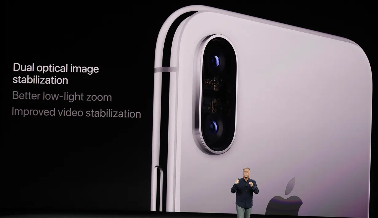 Dual kamera pada iPhone X dijelaskan oleh Phil Schiller saat peluncurannya di Steve Jobs Theatre, California, Selasa (12/9). iPhone X hanya luncurkan dua pilihan varian memori internal, 64GB dan 256GB. (AP Photo/Marcio Jose Sanchez)