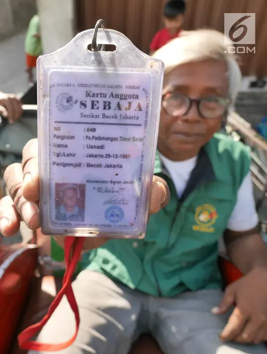 Pengayuh menunjukkan kartu anggota Serikat Becak Jakarta di Pasar Rajawali, Pademangan, Jakarta Utara, Senin (8/10). Pemprov DKI Jakarta bakal merevisi Perda Nomor 8 Tahun 2007 untuk mengakomodasi operasional becak. (Liputan6.com/Herman Zakharia)