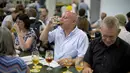Seorang pria menikmati minum bir selama The Great British Beer Festival di Kensington Olympia di London barat (6/8/2019). Great British Beer Festival tahunan ini diadakan 6-10 Agustus 2019. (AFP Photo/Tolga Akmen)