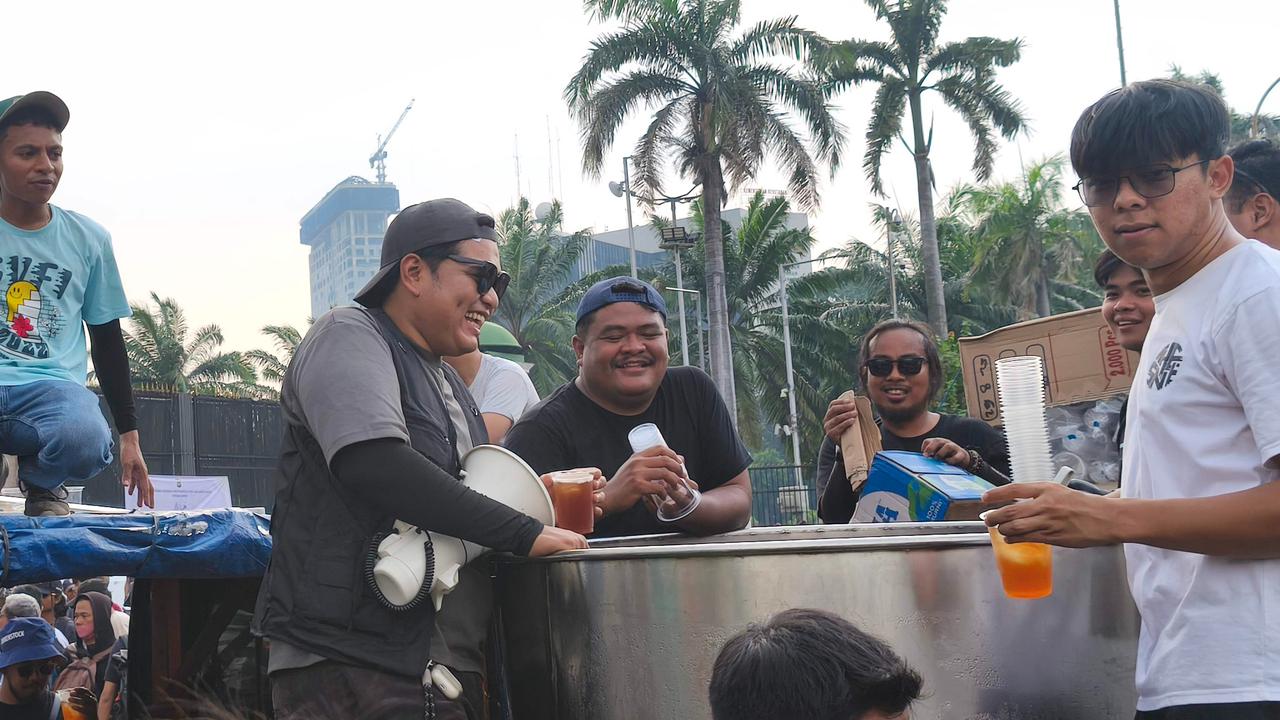 Bobon Santoso bagikan makanan buat pendemo