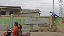 Spanduk berisi imbauan menjaga lingkungan terpampang di kawasan Kampung Tembok, Muara Angke, Jakarta Utara, Rabu (4/3/2020). (Liputan6.com/Herman Zakharia)