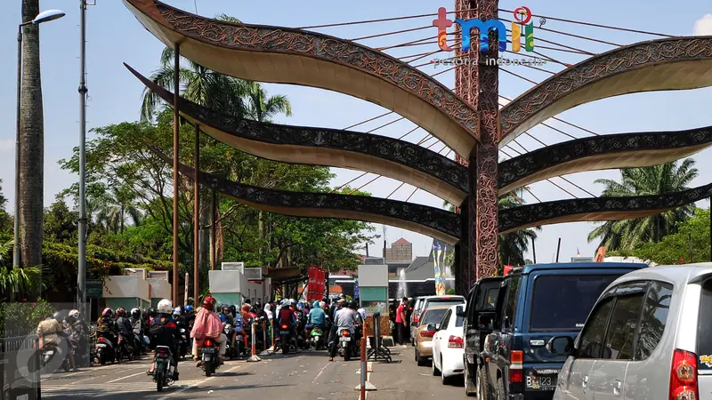 20150719-Hari Ketiga Lebaran, TMII di Padati Pengunjung-Jakarta