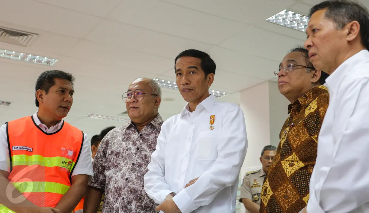 Presiden Jokowi memantau Ruang Pemantauan Ekspor Impor di Indonesia Port Corporation (IPC) Tanjung Priok, Jakarta, Rabu (17/6/2015).  Jokowi mencatat ada ketidakefisienan mencapai Rp 780 T dalam pengelolaan pelabuhan tersebut. (Liputan6.com/Faizal Fanani)