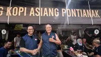 Sambangi Warung Kopi Legendaris di Pontianak, Anies Baswedan: Pemiliknya Hampir Selalu Telanjang Dada Saat Meracik. foto: Instagram @aniesbaswedan