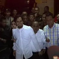 Seperti inilah kondisi Saipul Jamil setelah mendekam selama satu bulan lebih di tahanan. Menggunakan kemeja putih, Saipul Jamil terlihat lebih kurus dari sebelumnya.