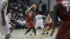 Pebasket Putra Indonesia, Daniel Wenas mencoba melewati pebasket India saat laga final bola basket 18th Asian Games Invitation Tournament di Hall Basket Senayan, Senin (12/2). Timnas basket putra Indonesia meraih medali emas. (Liputan6.com/Faizal Fanani)