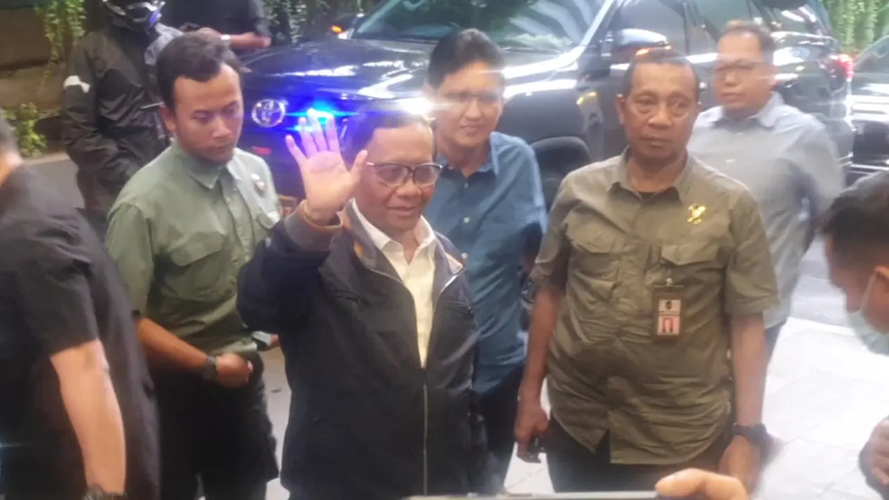 Menko Polhukam Mahfud Md menjenguk David, korban penganiayaan Mario Dandy Satriyo di RS Mayapada, Kuningan.