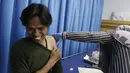 Seorang wartawan saat disuntik vaksin polio jelang SEA Games 2019 di Kantor Kemenpora, Jakarta, Rabu (13/11). Suntik vaksin tersebut untuk mengantisipasi wabah polio di Filipina. (Bola.com/M Iqbal Ichsan)