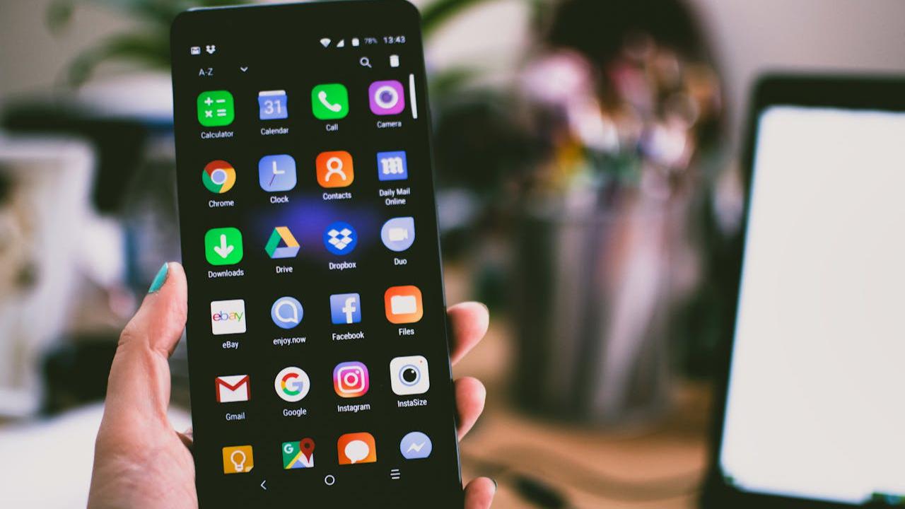 Ilustrasi Handphone Yang Harus Dibersihkan